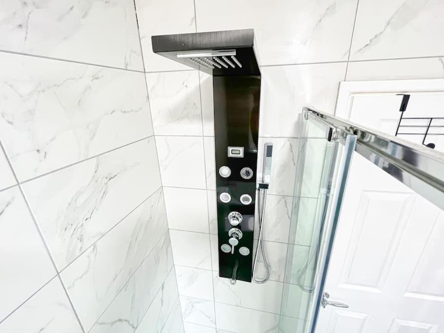 *sleeps 9* Modern, 4 Bed House, *