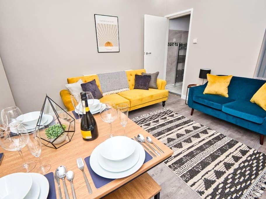 *sleeps 9* Modern, 4 Bed House, Holiday home
