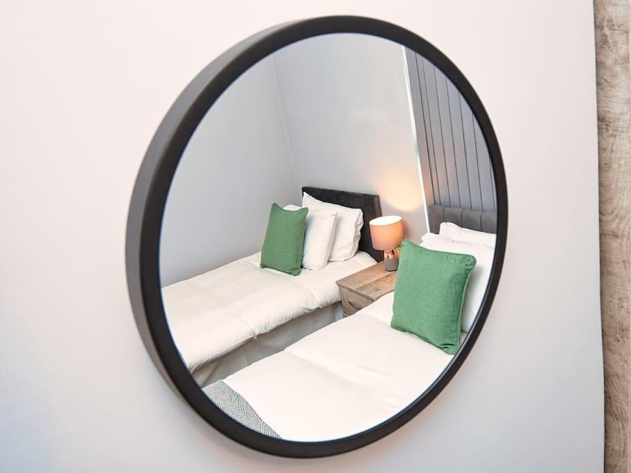 *sleeps 9* Modern, 4 Bed House,