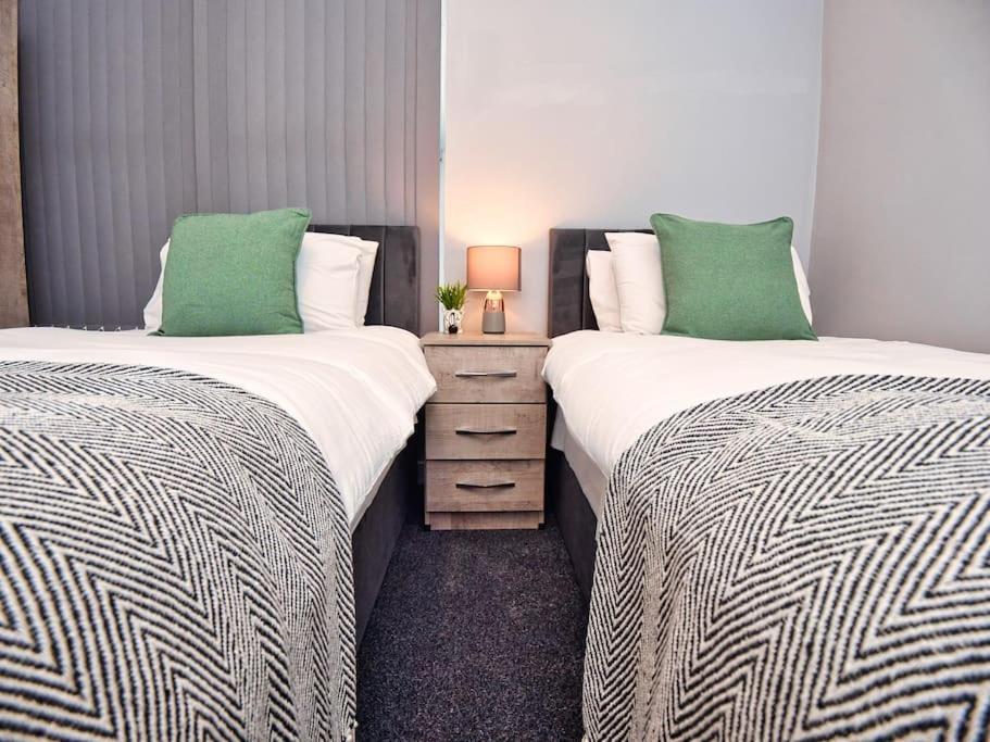 *sleeps 9* Modern, 4 Bed House, *