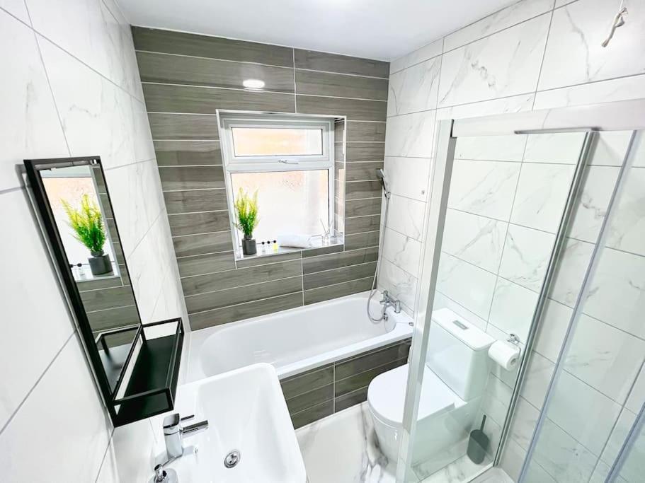 *sleeps 9* Modern, 4 Bed House, Birmingham