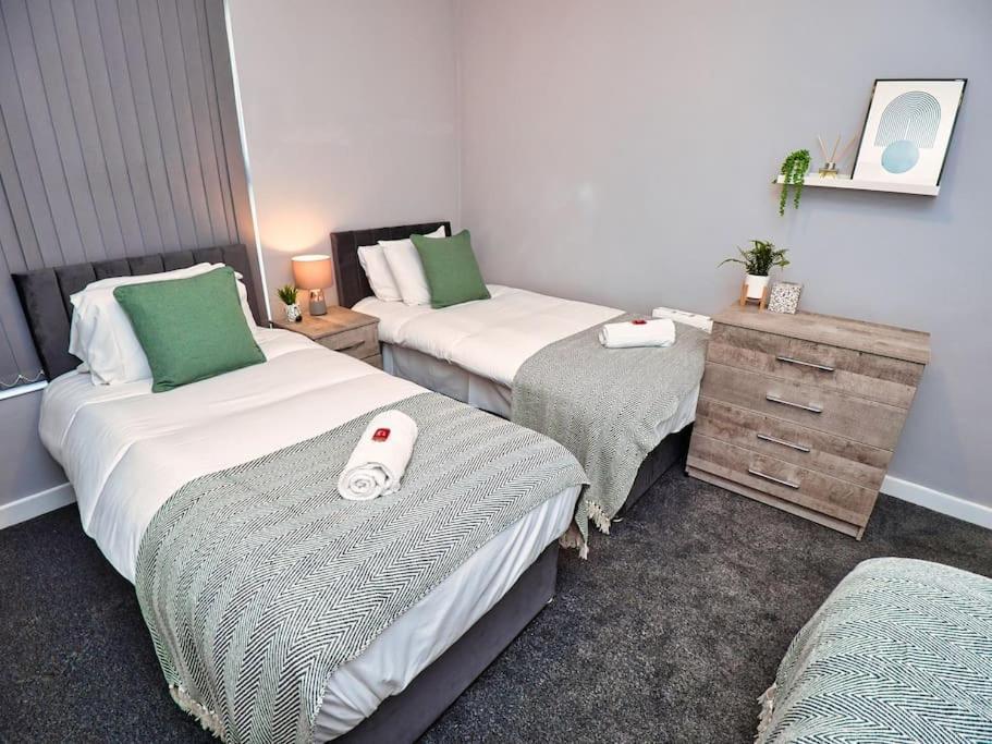 *sleeps 9* Modern, 4 Bed House, Holiday home *