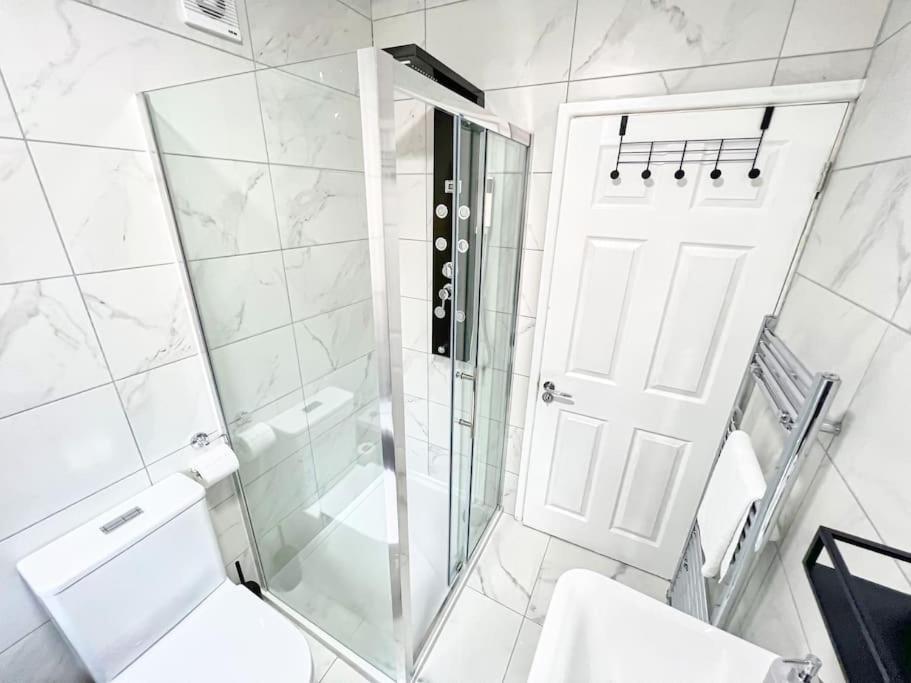 *sleeps 9* Modern, 4 Bed House, Holiday home Birmingham
