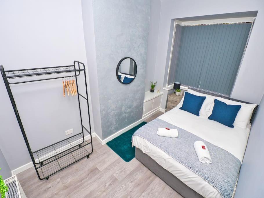 *sleeps 9* Modern, 4 Bed House, *