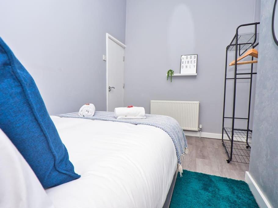 *sleeps 9* Modern, 4 Bed House,