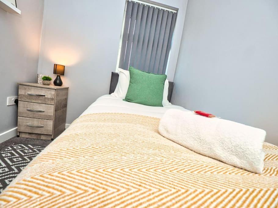 *sleeps 9* Modern, 4 Bed House, Holiday home